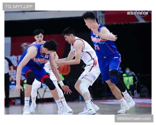 拉人犯规的判定标准：何为非法束缚与合理拼抢